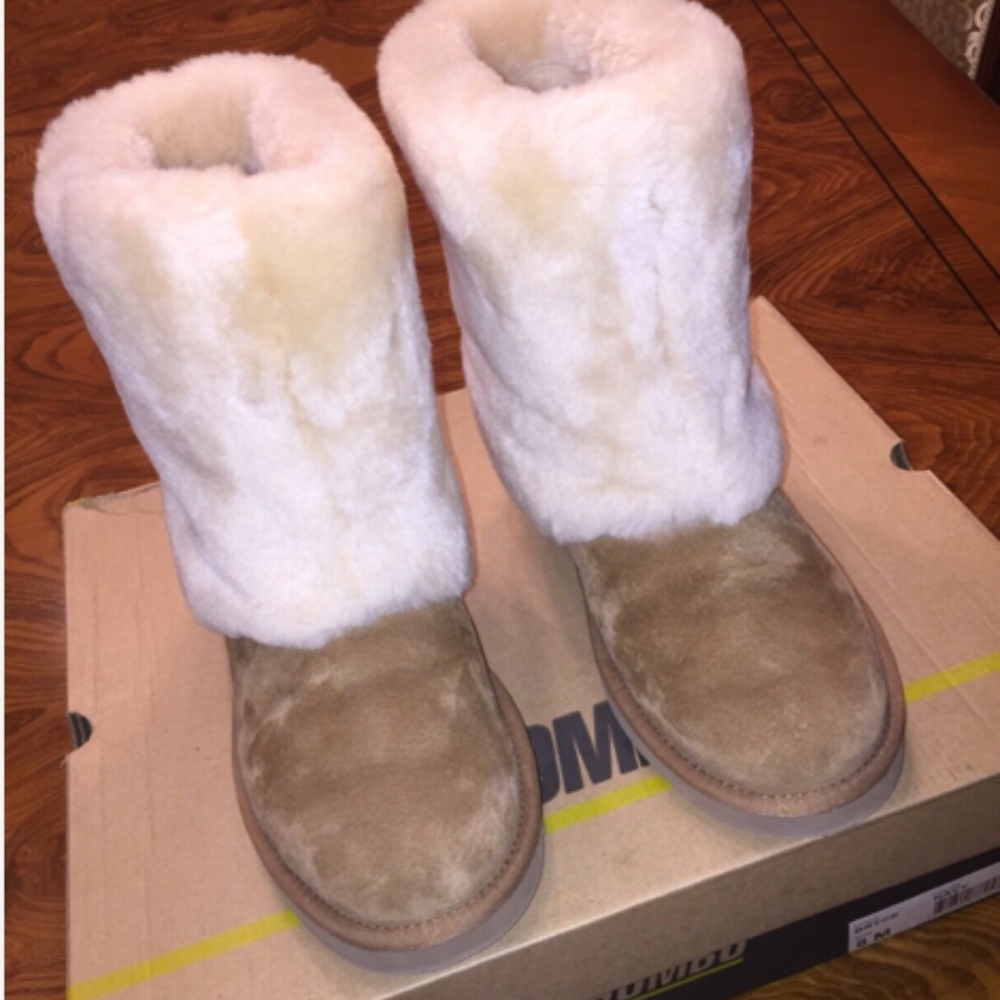 UGG Australia Sheepskin Pattern Boots - Size 9